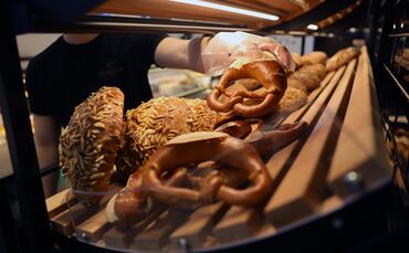 Brötchen und Brezeln frisch aus der Bäckerei. (Symbolfoto)