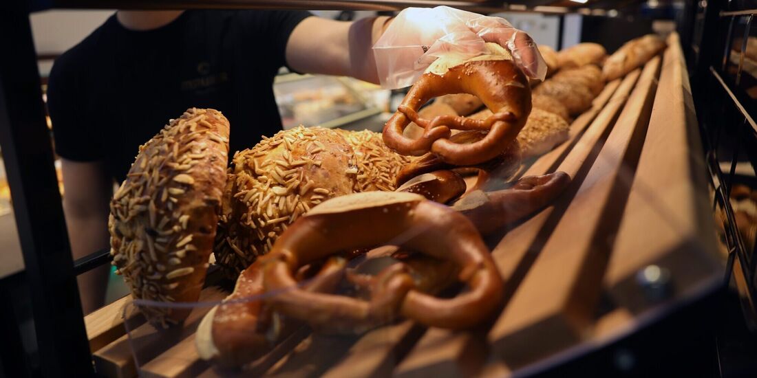 Brötchen und Brezeln frisch aus der Bäckerei. (Symbolfoto)