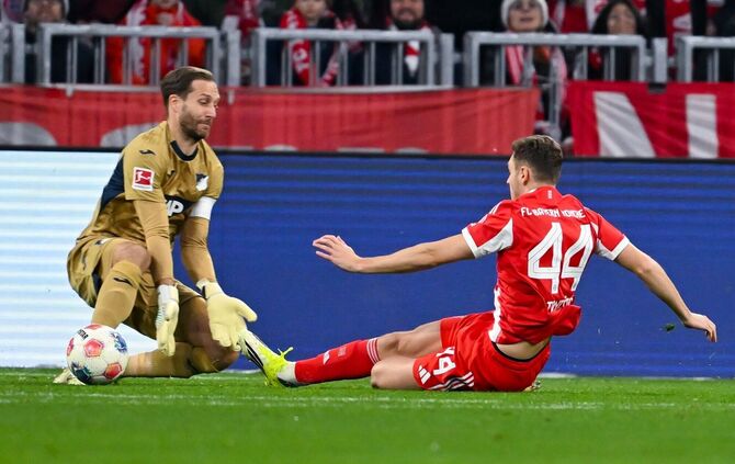 Der FC Bayern beschäftigt sich laut einem Medienbericht mit Oliver Baumann (links). (Archivbild)