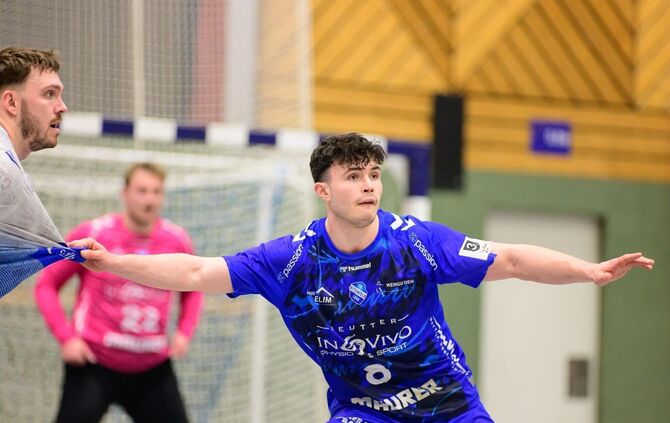 Luca Mauch (hinten Torhüter Nick Lehmann) feierte beim ersten Saisonsieg des TVB II in Erlangen sein Comeback.