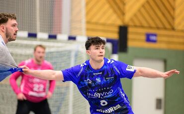 Luca Mauch (hinten Torhüter Nick Lehmann) feierte beim ersten Saisonsieg des TVB II in Erlangen sein Comeback.