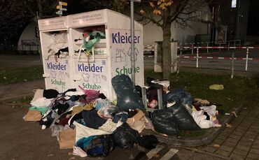 Foto-Beweis aus Winnenden (Wiesenstraße), 2025: Aus den Gebrauchtkleider-Container-Plätzen waren Müllhalden geworden.