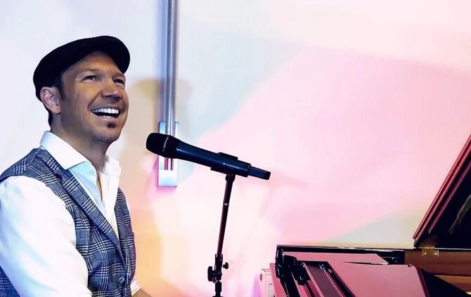 Tom Alaska am Klavier.