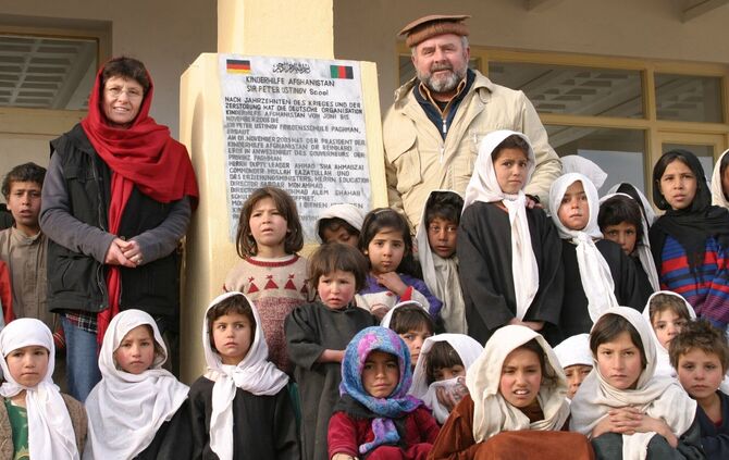 Dr. Reinhard Erös mit Ehefrau und Schulkindern vor einer Schule der Kinderhilfe Afghanistan.