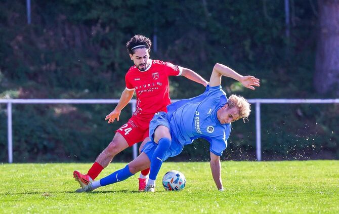 Mert Ali Icmez (in Rot) und der SV Fellbach hatten nach der bitteren Heimpleite gegen Friedrichshafen ein paar Themen aufzuarbei