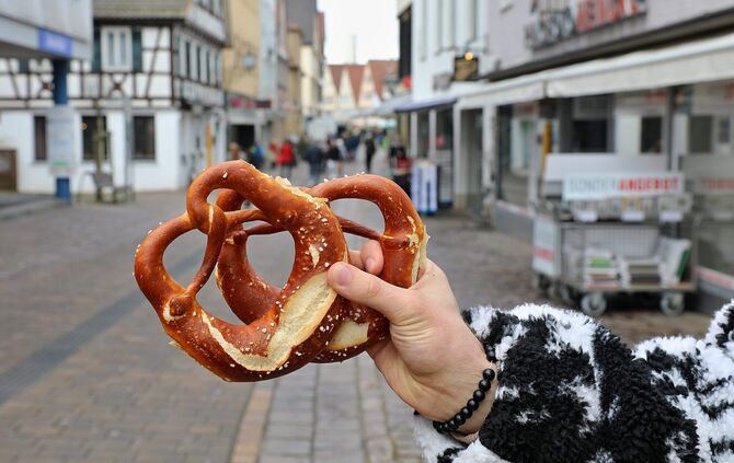 Brezeln und frische Backwaren vom Bäcker gehören auch an Feiertagen zu einem gelungenen Frühstück (Symbolfoto).