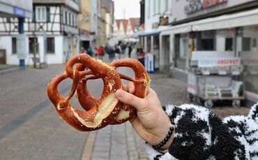 Brezeln und frische Backwaren vom Bäcker gehören auch an Feiertagen zu einem gelungenen Frühstück (Symbolfoto).