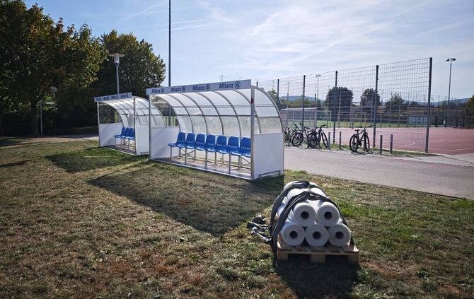 Nach dem Vandalismus-Vorfall beim Weinstadt-Stadion in Benzach: Der größte Schaden entstand an den ausgeliehenen Auswechselbänke