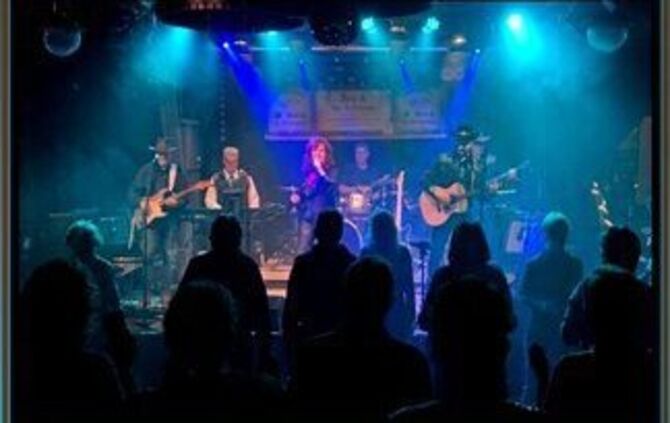 Die Country-Rockband Bee & the Richtones mit Sängerin Sabine Petrich bei einem Auftritt.