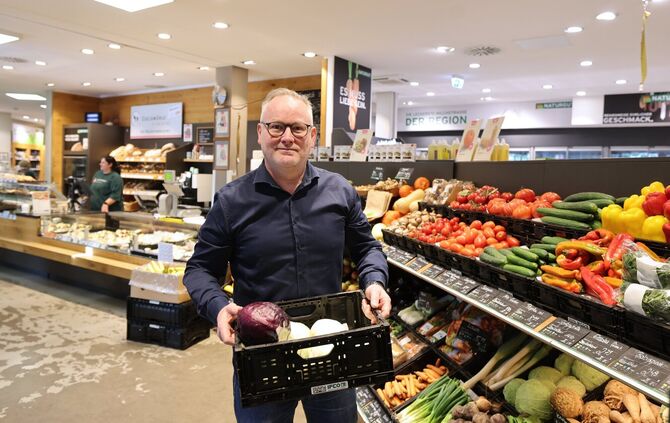 Inhaber Matthew Davidson in der "Naturgut Organics"-Filiale in Waiblingen.