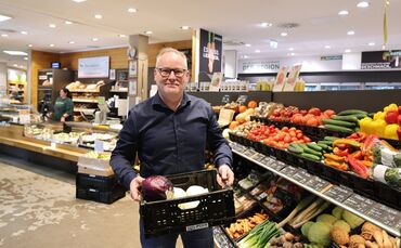 Inhaber Matthew Davidson in der "Naturgut Organics"-Filiale in Waiblingen.