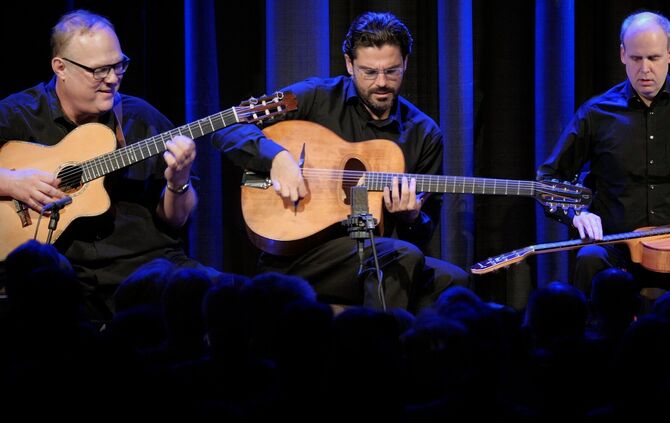Das Joscho Stephans Transatlantic Guitar Trio bringt Jazz, Gypsy Swing, Pop und Groove auf die Bühne des Schwanen.