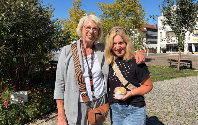 Evelyn Haller und Diana Stadlhofer (r.) bei einem Besuch im Schaugarten in Fellbach.