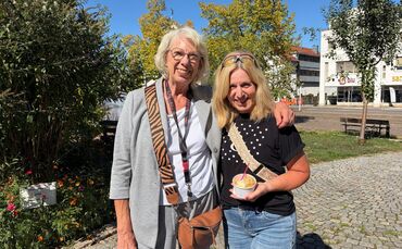 Evelyn Haller und Diana Stadlhofer (r.) bei einem Besuch im Schaugarten in Fellbach.