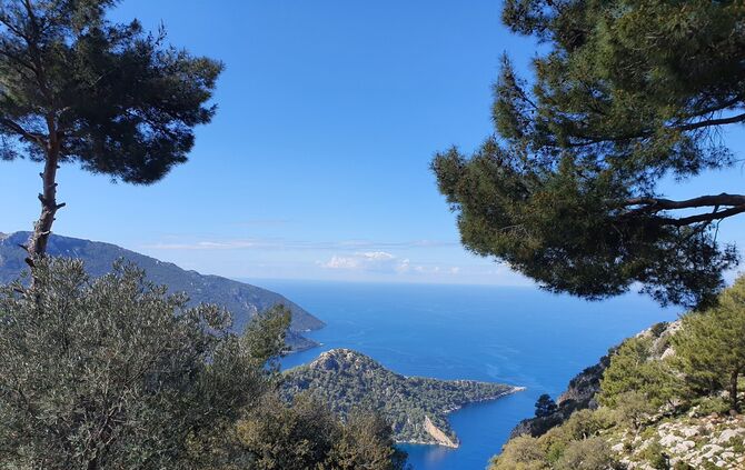 Blick auf das Mittelmeer entlang des Lykischen Wegs in der Türkei.