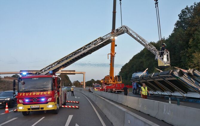 Fertighaus-Ladung verrutscht – Landstraße stundenlang dicht