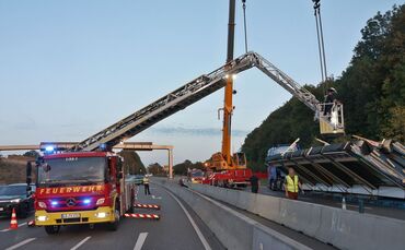 Fertighaus-Ladung verrutscht – Landstraße stundenlang dicht