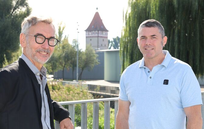 Öffentliche Uhren gehören zum Stadtbild und sollten funktionieren, finden Michael Gunser und Christoph Poitner, beide Mitarbeite