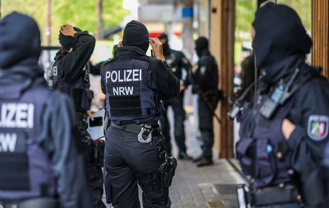 Groß angelegte Razzia gegen Geldwäscher und "Hells Angels"