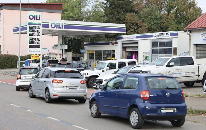 Der Tankrabatt lockte die Kunden am Donnerstagmorgen an die Tankstellen. Schon Stunden später war die Schnäppchen-Zeit vorbei. D
