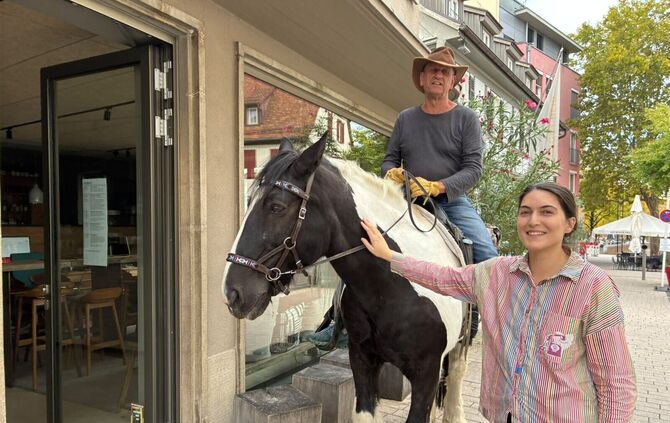 Gerhard Knauer mit seinem Pferd Sancho Pancho neben ZVW-Redakteurin Zülal Acar.