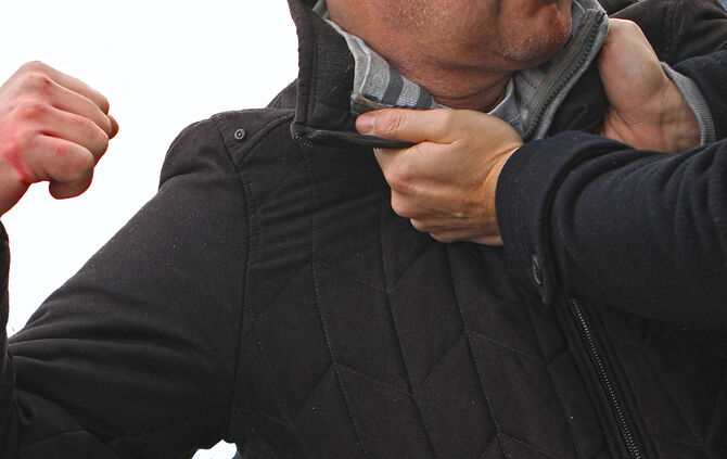 Der Mann wurde immer wieder aggressiv, bedrohte mehrere Frauen, leistete heftige Gegenwehr gegen die Polizei und prügelte sich w