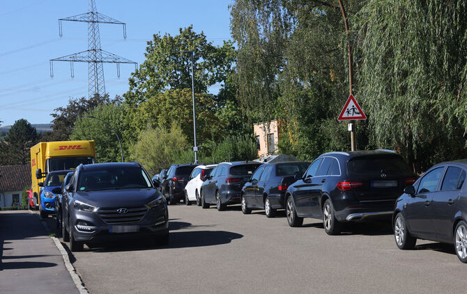 Das tägliche Bild in der Oberlinstraße in Beutelsbach: Der Bereich vor den Schulen der Stiftung Großheppacher Schwesternschaft i