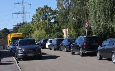 Das tägliche Bild in der Oberlinstraße in Beutelsbach: Der Bereich vor den Schulen der Stiftung Großheppacher Schwesternschaft i