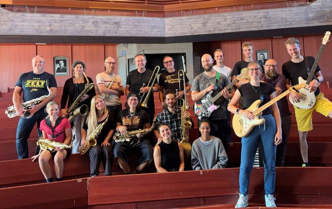 Beieinander: Viele von jenen, die schon immer dabei waren, manche, die neu dazugekommen sind. Die Bigband vom Engelberg spielt.