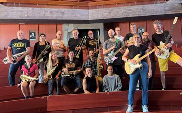 Beieinander: Viele von jenen, die schon immer dabei waren, manche, die neu dazugekommen sind. Die Bigband vom Engelberg spielt.