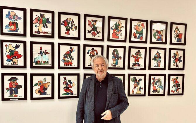 Richard Handermander vor 24 seiner Otmar-Alt-Grafiken, die er nun der Gemeinde Leutenbach für die Wände des neuen Kindergartens
