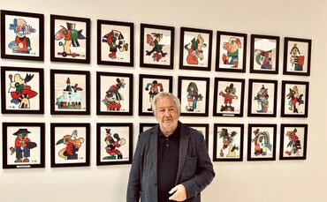 Richard Handermander vor 24 seiner Otmar-Alt-Grafiken, die er nun der Gemeinde Leutenbach für die Wände des neuen Kindergartens
