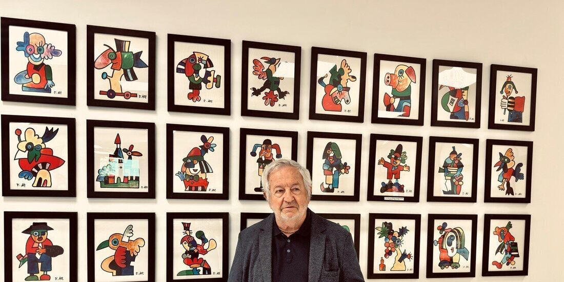 Richard Handermander vor 24 seiner Otmar-Alt-Grafiken, die er nun der Gemeinde Leutenbach für die Wände des neuen Kindergartens