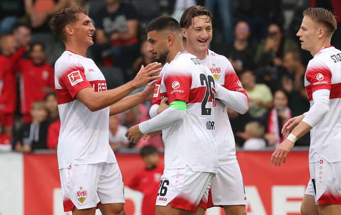 Deniz Undav lässt sich feiern: Beim 5:0 im Test gegen Greuther Fürth trifft der VfB-Stürmer doppelt.