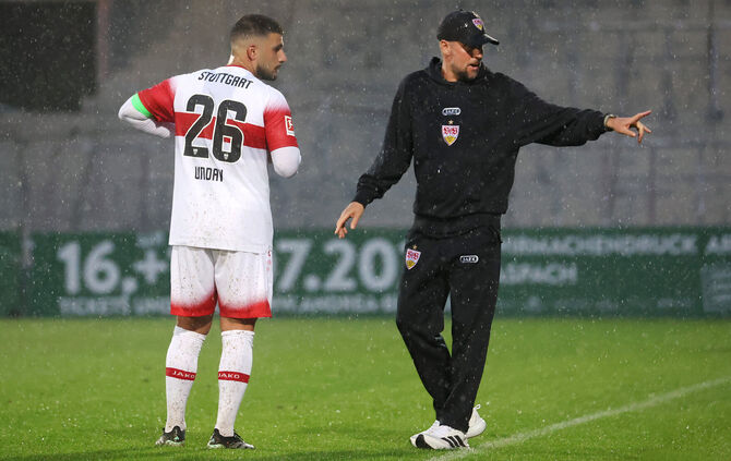 Deniz Undav lässt sich feiern: Beim 5:0 im Test gegen Greuther Fürth trifft der VfB-Stürmer doppelt – und sammelt nach seinem sc