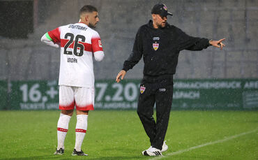 Deniz Undav lässt sich feiern: Beim 5:0 im Test gegen Greuther Fürth trifft der VfB-Stürmer doppelt – und sammelt nach seinem sc
