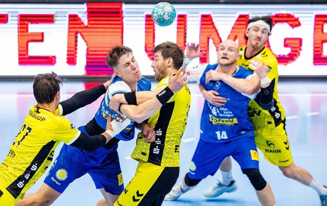 Der ThSV Eisenach (blaue Trikots, hier Oskar Joelsson und Peter Walz) tat sich schwer gegen die TVB-Deckung (von links Philipp M