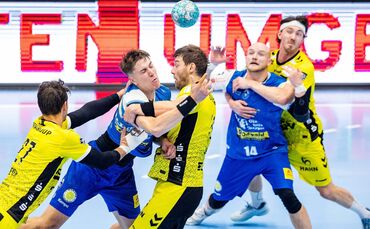 Der ThSV Eisenach (blaue Trikots, hier Oskar Joelsson und Peter Walz) tat sich schwer gegen die TVB-Deckung (von links Philipp M