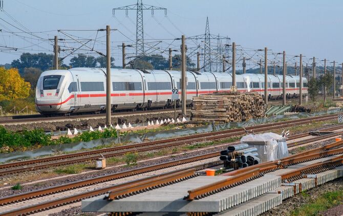 ICE rollt nahe des Bahnhofs Schönhausen an Gleisbauteilen vorbei