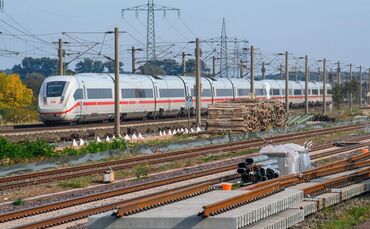 ICE rollt nahe des Bahnhofs Schönhausen an Gleisbauteilen vorbei