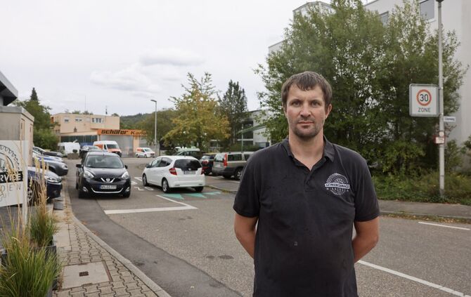 Freddy de Boer berichtet von vielen gefährlichen Situationen direkt vor seiner Haustür. Im Hintergrund steht sein Wagen, den er