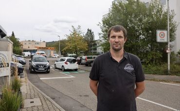 Freddy de Boer berichtet von vielen gefährlichen Situationen direkt vor seiner Haustür. Im Hintergrund steht sein Wagen, den er 