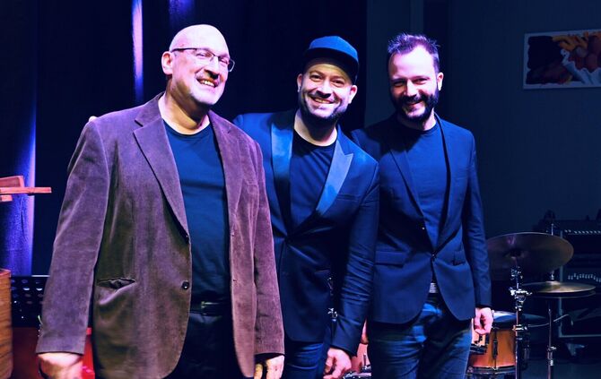 Marian Petrescu Triology spielt im Jazzclub Armer Konrad Klassiker, Balladen und Kompositionen von Petrescu.