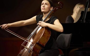 Anna Meipariani spielt als Solistin mit dem Waiblinger Kammerorchester im Bürgerzentrum.