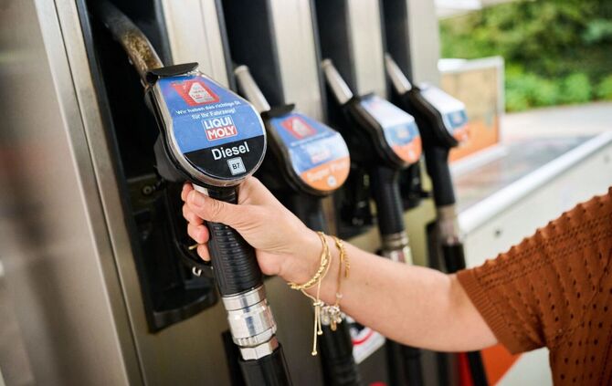 Seit dem 1. Oktober gilt für Benzin und Diesel, die Tanklager und Raffinerien verlassen, ein Steuernachlass von 16,7 Cent pro Li