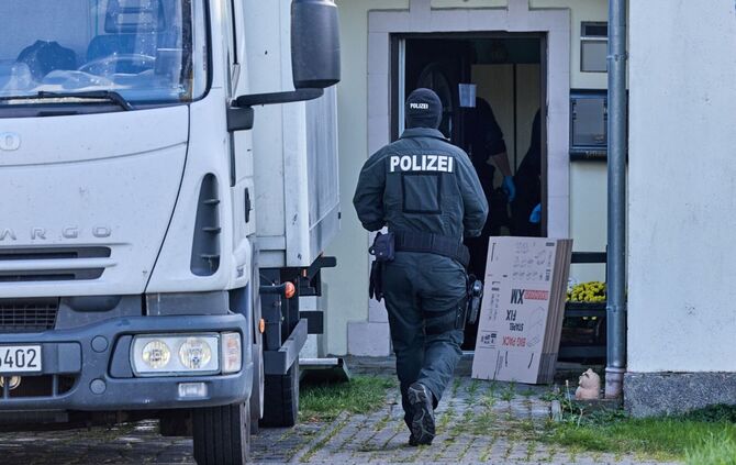 Im Rahmen von Ermittlungen zur mutmaßlichen Verbreitung von Nazi-Musik durchsuchen zahlreiche Polizisten Objekte.