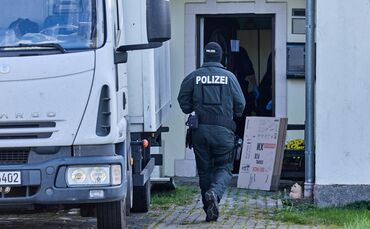 Im Rahmen von Ermittlungen zur mutmaßlichen Verbreitung von Nazi-Musik durchsuchen zahlreiche Polizisten Objekte.