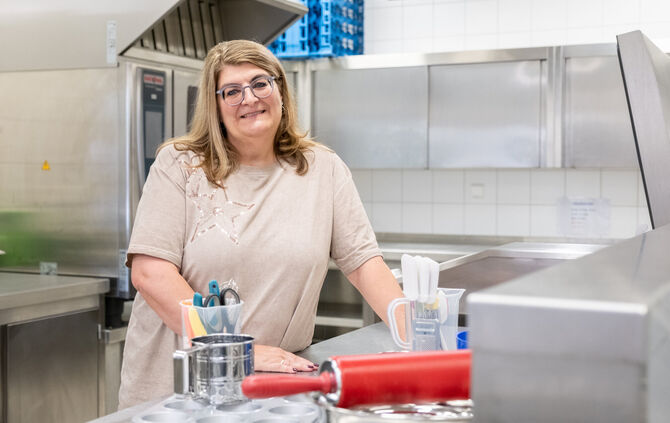Kursleiterin Elke Mayer gibt Backkurse für Kinder und Senioren.