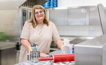 Kursleiterin Elke Mayer gibt Backkurse für Kinder und Senioren.
