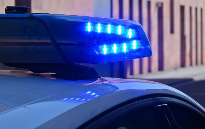 Alle drei Fahrer erlitten schwere Verletzungen. (Symbolbild)